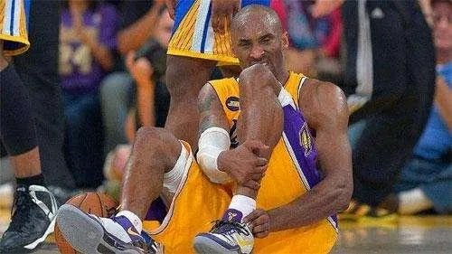 霍华德当年作势肘击科比,科比毫不退缩,他是毫无畏惧还是认为魔兽不敢肘击他?