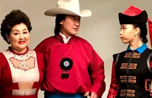 吉祥三宝中，爸爸去世，妈妈隐退，女儿如今怎么样了？