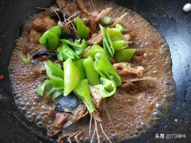 带上女朋友参加领导饭局，领导夹了青椒给女友。这有什么含义吗？