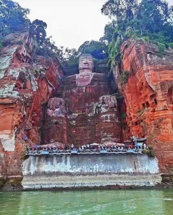 乐山大佛真身全部露出图片，日常水淹到脚趾很难