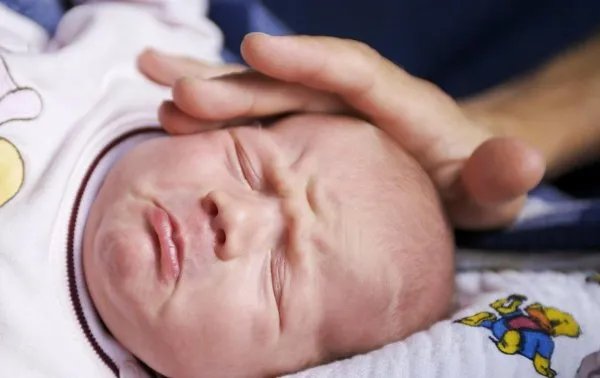 在宝宝睡觉的时候，出现哪种情况是孩子不舒服的意思？