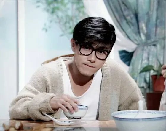 有哪些明星年轻时的颜值被低估了?