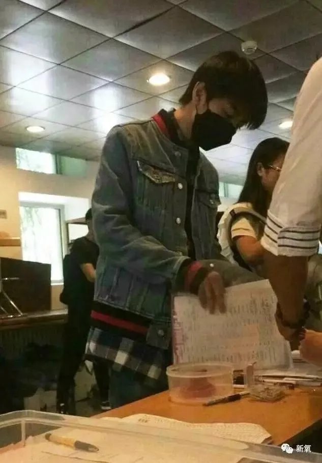 网红蹭热点，拍王俊凯寝室的床，并合影，你这么看？