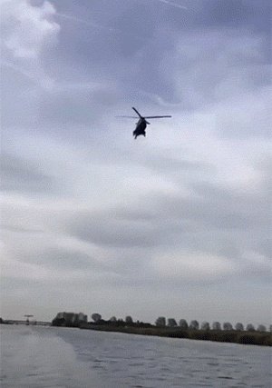 神似梅西男子被民众围堵合影 都想要甜头的动态图