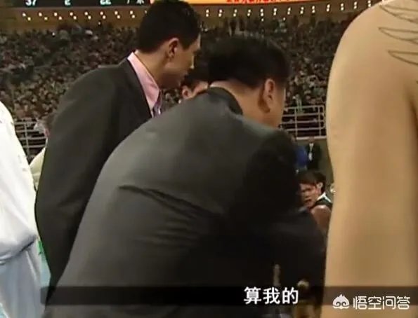 为什么李春江指导会在比赛中让队员对马布里上腿?当时是什么情况?