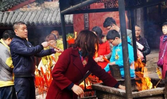 没结婚的情侣不要拜佛为什么 情侣一起去拜佛的禁忌有哪些