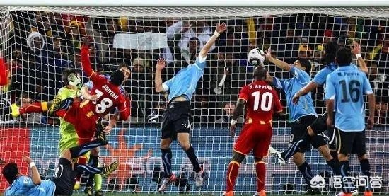 美洲杯搞笑一幕，智利门将扑出苏亚雷斯传球，随后苏亚雷斯示意对方手球，你怎么看？