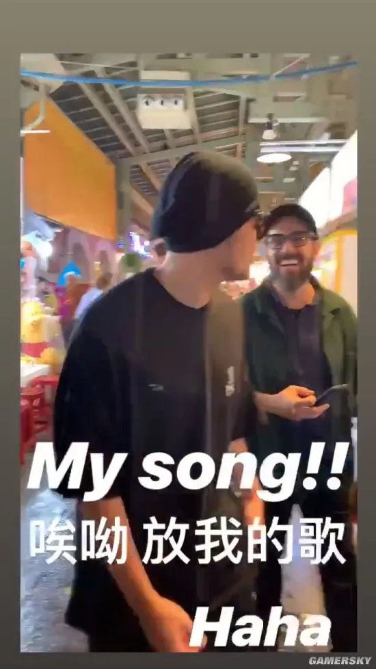 周杰伦陪好友逛夜市 遇摊贩放自己新歌开心哼唱