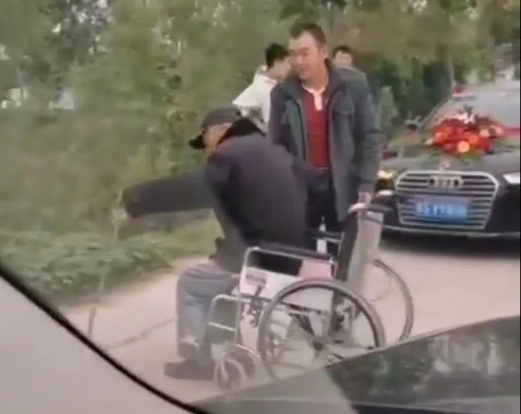 对于老人组团坐轮椅拦婚车要钱这一现象，你怎么看？
