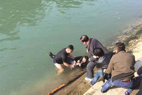 女孩落水冷静漂浮自救，女孩是如何被救的？