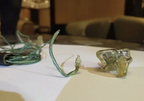 张杰把耳返蹦断了的原因是什么？