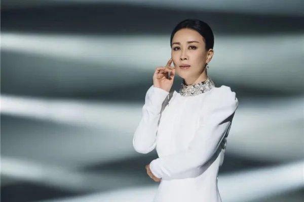 奔着C位去的那英被质疑假唱，这是怎么回事？