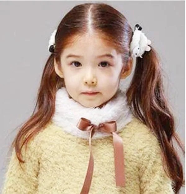 戚薇女儿为啥总是扎俩丸子头？看到她散头发照片后，瞬间懂了！这是为何？