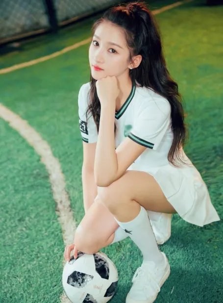 鹿晗女友变足球少女关晓彤会踢足球吗？