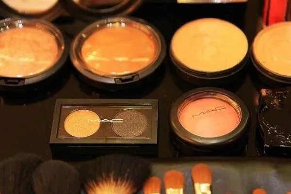 明星自用的化妆品，有哪些是学生党用的起的？