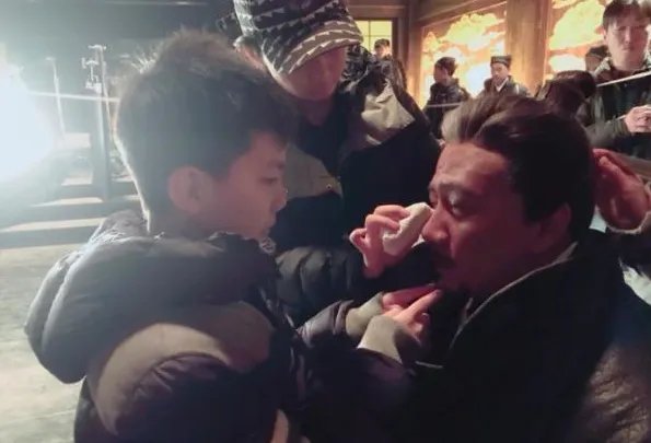 康康探班爸爸胡军感动发文是什么情况？