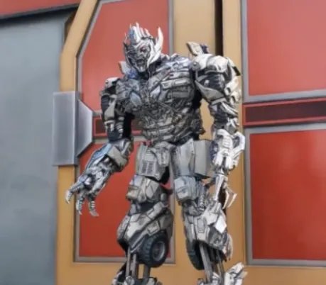 环球影城话痨威震天被网友举报了，被举报的理由是什么？