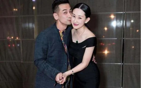 赵文卓全家福曝光，豪送钻石项链为保姆庆生，他们一家人的状态如何?