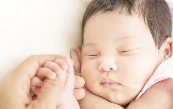 在宝宝睡觉的时候，出现哪种情况是孩子不舒服的意思？