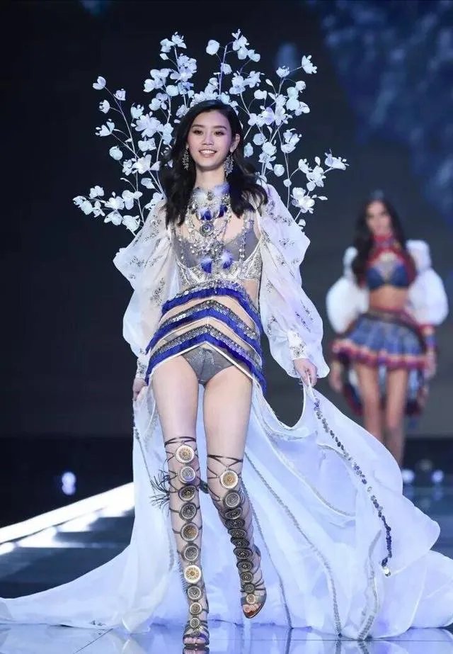 2017维秘秀奚梦瑶摔倒,你怎么看?