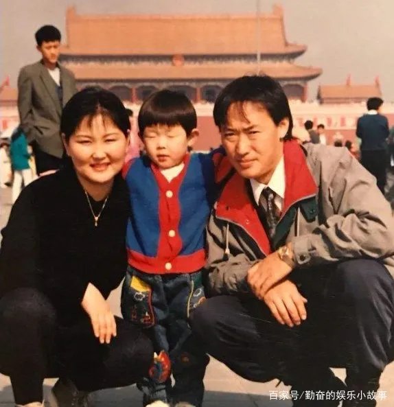 吉祥三宝中，爸爸去世，妈妈隐退，女儿如今怎么样了？