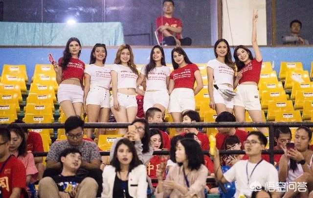 世预赛中国队vs菲律宾看台风景被忽略，美女组团为国足加油，为何都是外国人的模样？