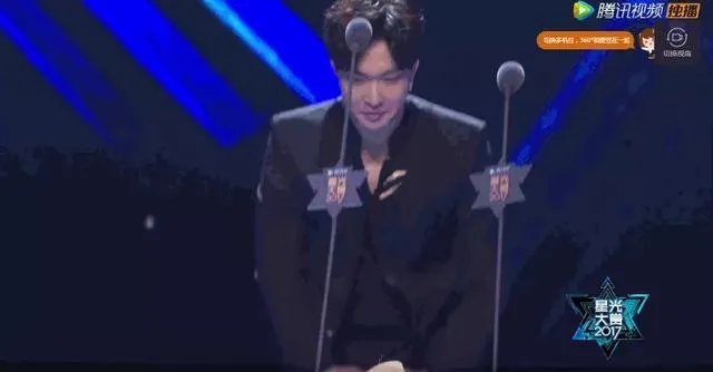 张艺兴为什么会跪下？