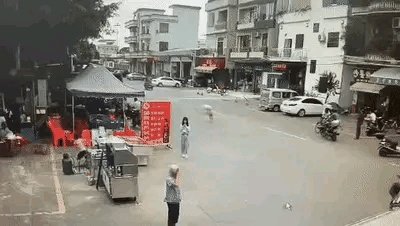 如果你是牵狗女孩，你会逃跑嘛？