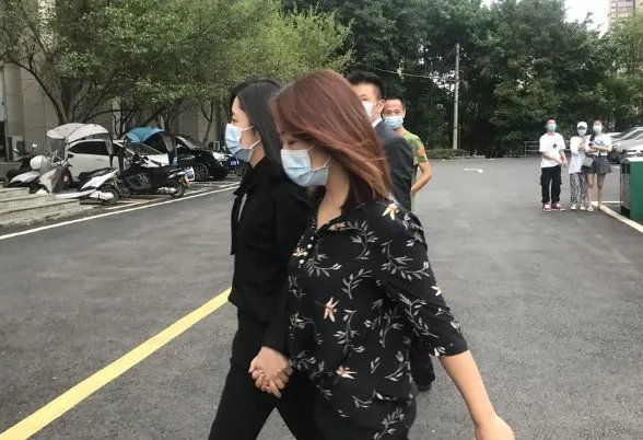 谭松韵妈妈被撞案开庭，她妈妈是如何被撞的？