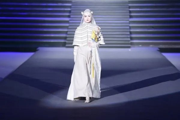 很多有名的超模们都在十几岁登上了T台，难道说明出名要趁早？