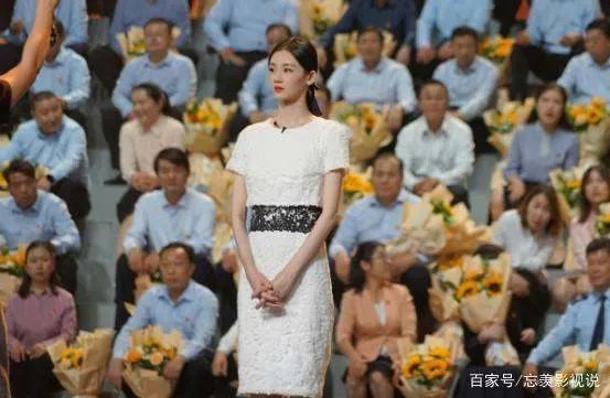 苗苗与郑恺婚后首登舞台演出，一袭白裙清纯可人九头身比例绝了，你怎么看？
