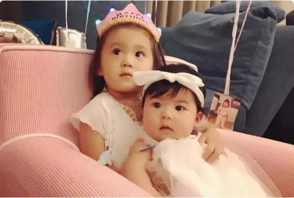 贾静雯晒女儿们的近照,你觉得她的女儿们可爱吗?