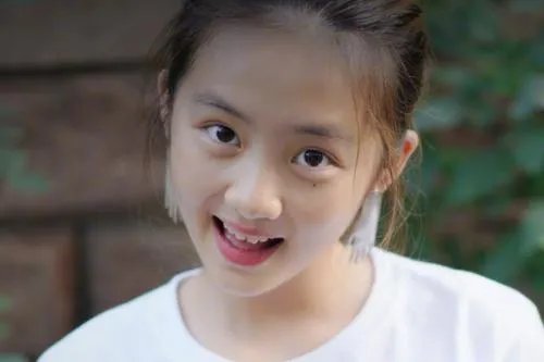 关悦携大女儿逛街，那些明星女儿你最喜欢谁的？