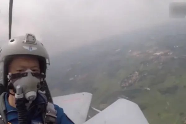 战机撞鸟飞行员为规避居民区最后3秒跳伞，你佩服他吗？