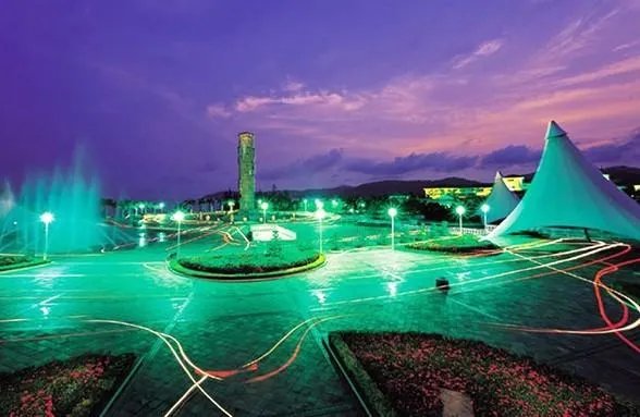 亚龙湾中心广场的简介