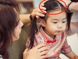 戚薇女儿为啥总是扎俩丸子头？看到她散头发照片后，瞬间懂了！这是为何？