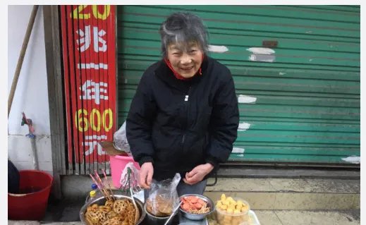 她卖自制小吃1毛钱1串是真的吗