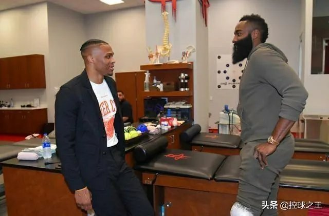 记者：与哈登怎么分配球权？威少：我不接触球也能影响比赛，大家怎么看？