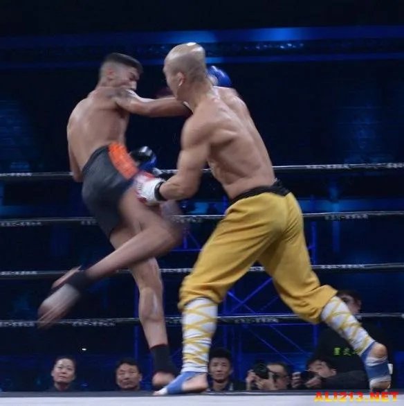 中国武僧一龙11秒KO法国拳王 时间太短根本不够打！
