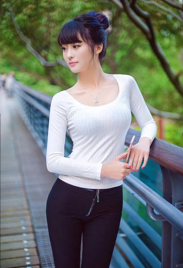 你们更喜欢看自己偶像演的电视剧电影还是她们录制的综艺节目?