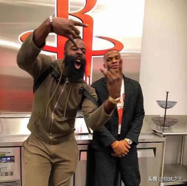 记者：与哈登怎么分配球权？威少：我不接触球也能影响比赛，大家怎么看？