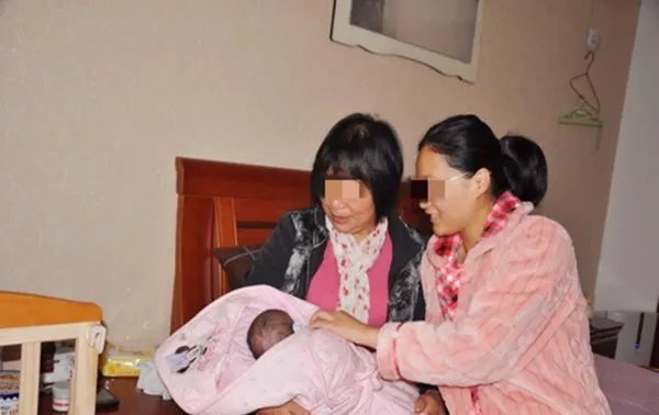 在宝宝睡觉的时候，出现哪种情况是孩子不舒服的意思？