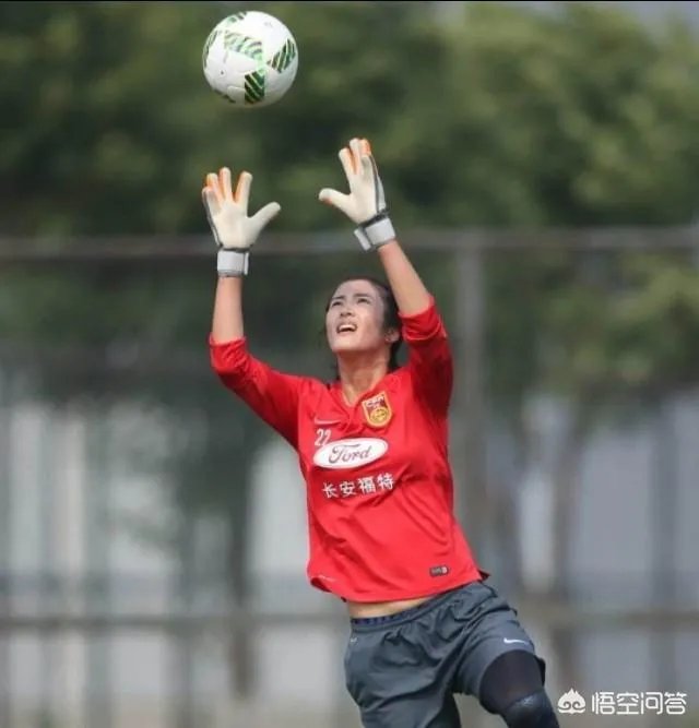 中国女足门将赵丽娜，为什么扑救前老是把双手收紧在胸口处？