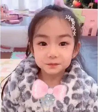 戚薇女儿为啥总是扎俩丸子头？看到她散头发照片后，瞬间懂了！这是为何？