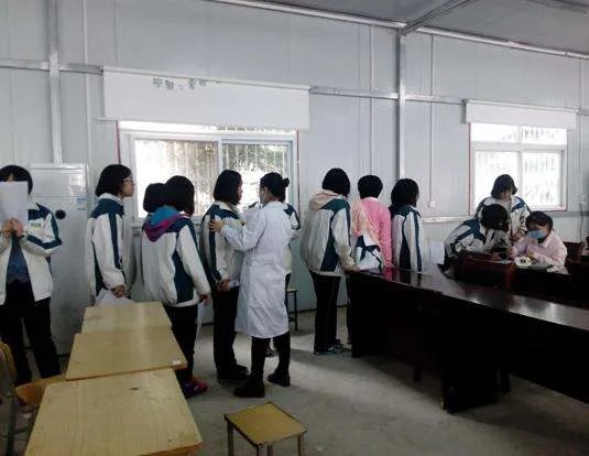 河北辛集一小学有13名学生感染，他们是如何被感染的？