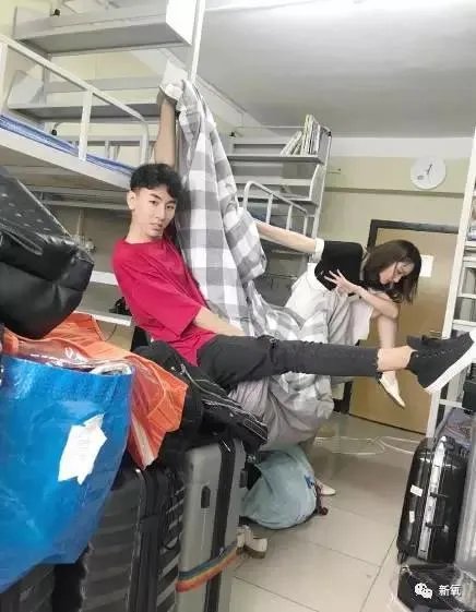 网红蹭热点，拍王俊凯寝室的床，并合影，你这么看？