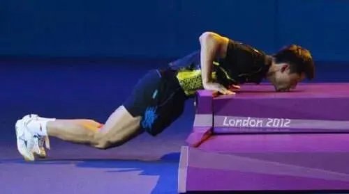 张艺兴为什么会跪下？