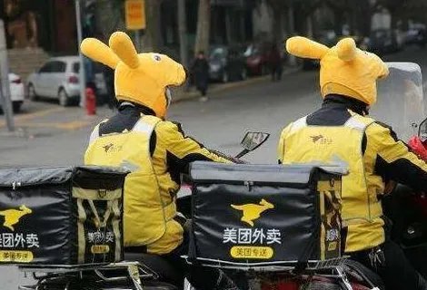 代表建议强制平台为外卖小哥买意外险的目的是什么？