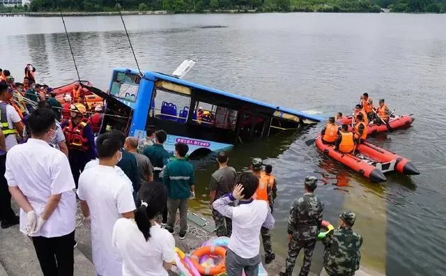 安顺公交车行驶突然开进河里，疑点重重，到底是什么原因？