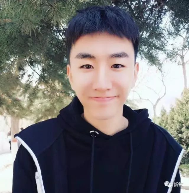 网红蹭热点，拍王俊凯寝室的床，并合影，你这么看？